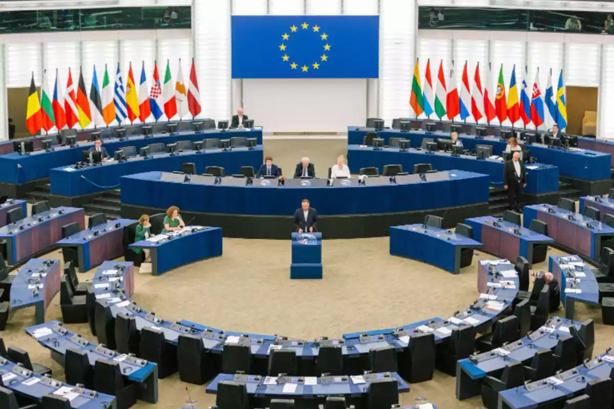 Plano general del Parlamento EUropeo con la bandera europea presidiendo la sala