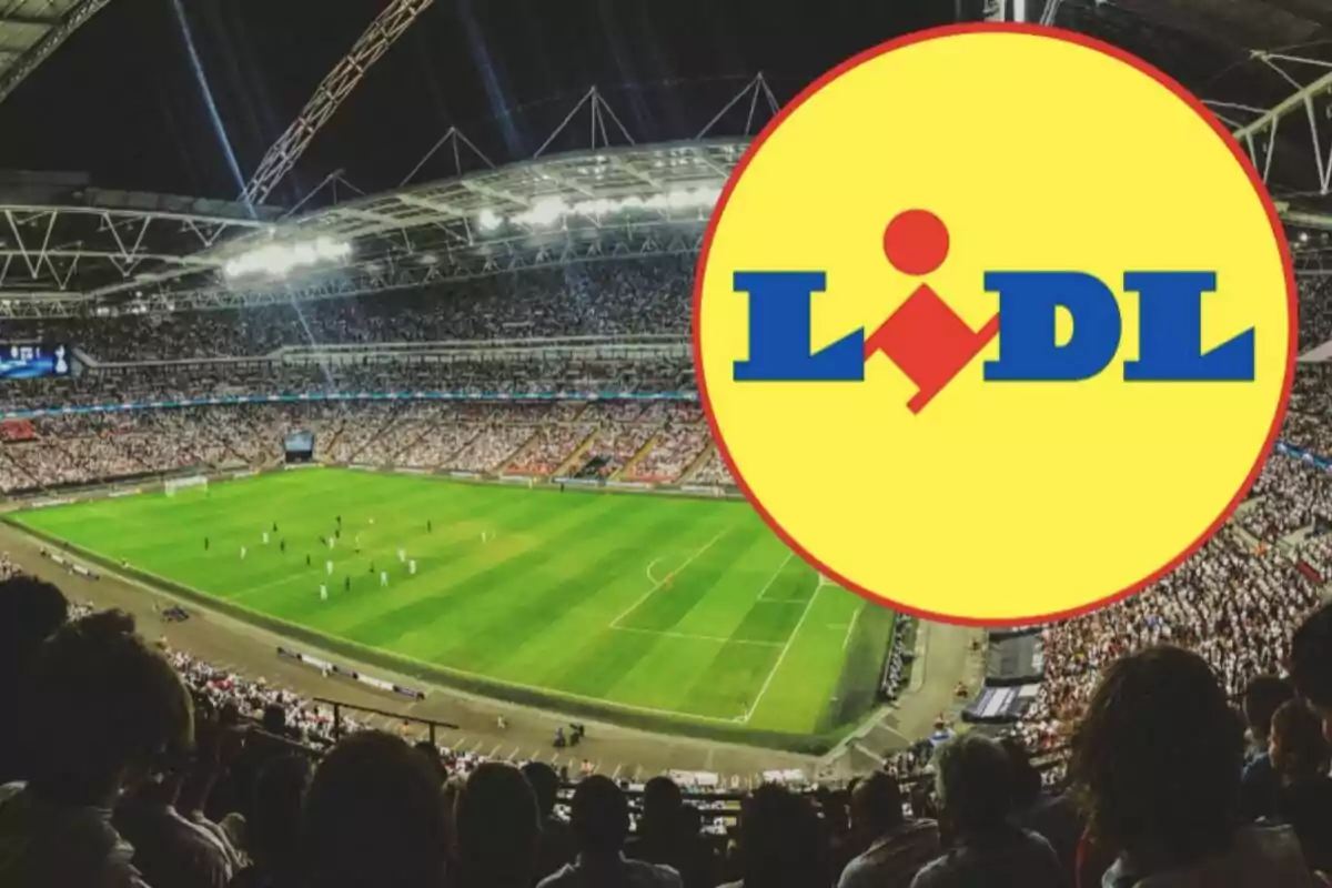 Estadio de fútbol lleno de espectadores durante un partido nocturno con el logotipo de Lidl superpuesto en la esquina derecha.