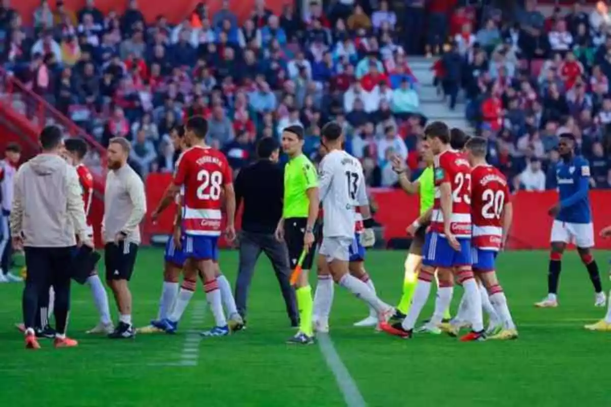 Jugadores de futbol del athletic y del Granada marchando hacia el túnel de vestuarios