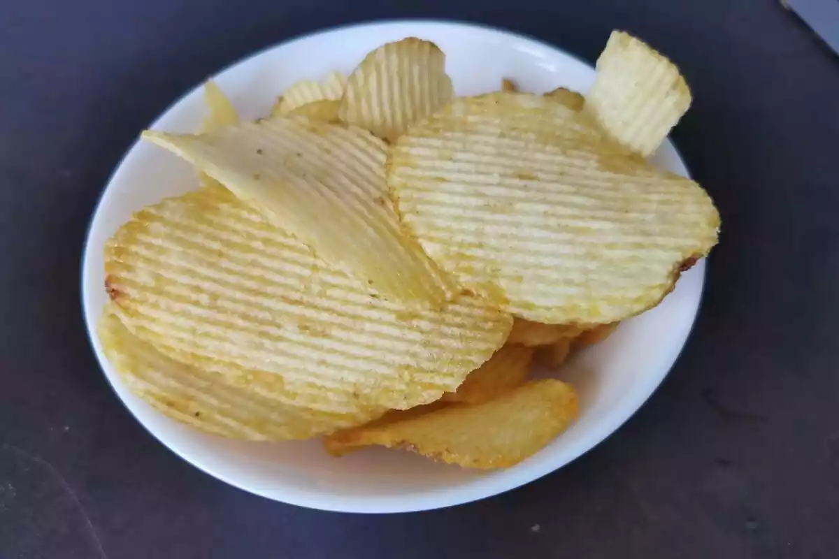 Patatas onduladas en un bol Patatas onduladas en un bol