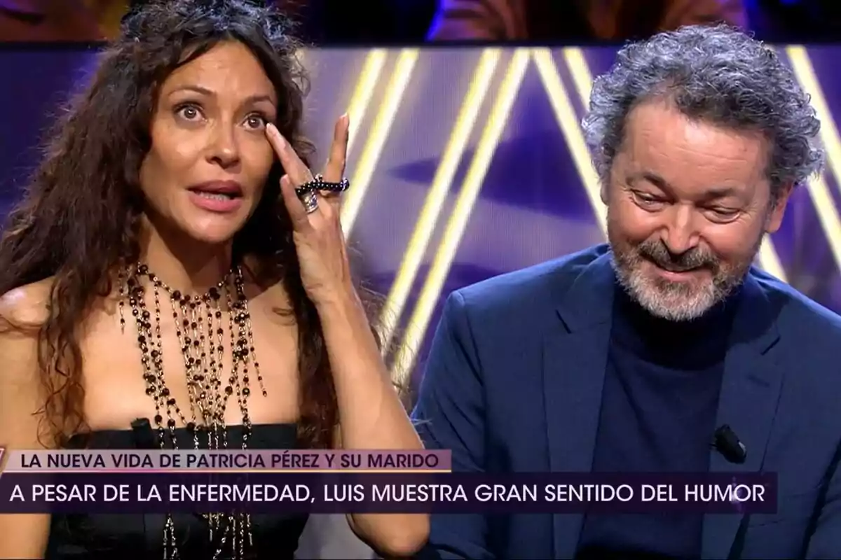 Patricia Pérez con cabello rizado y Luis Canut con barba están sentados juntos en De Viernes, ella parece emocionada mientras él sonríe.