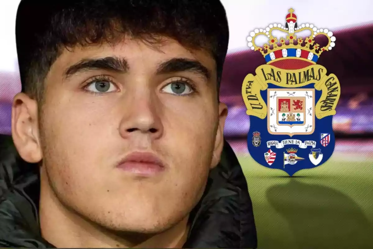 Un joven con expresión seria junto al escudo del equipo de fútbol UD Las Palmas.