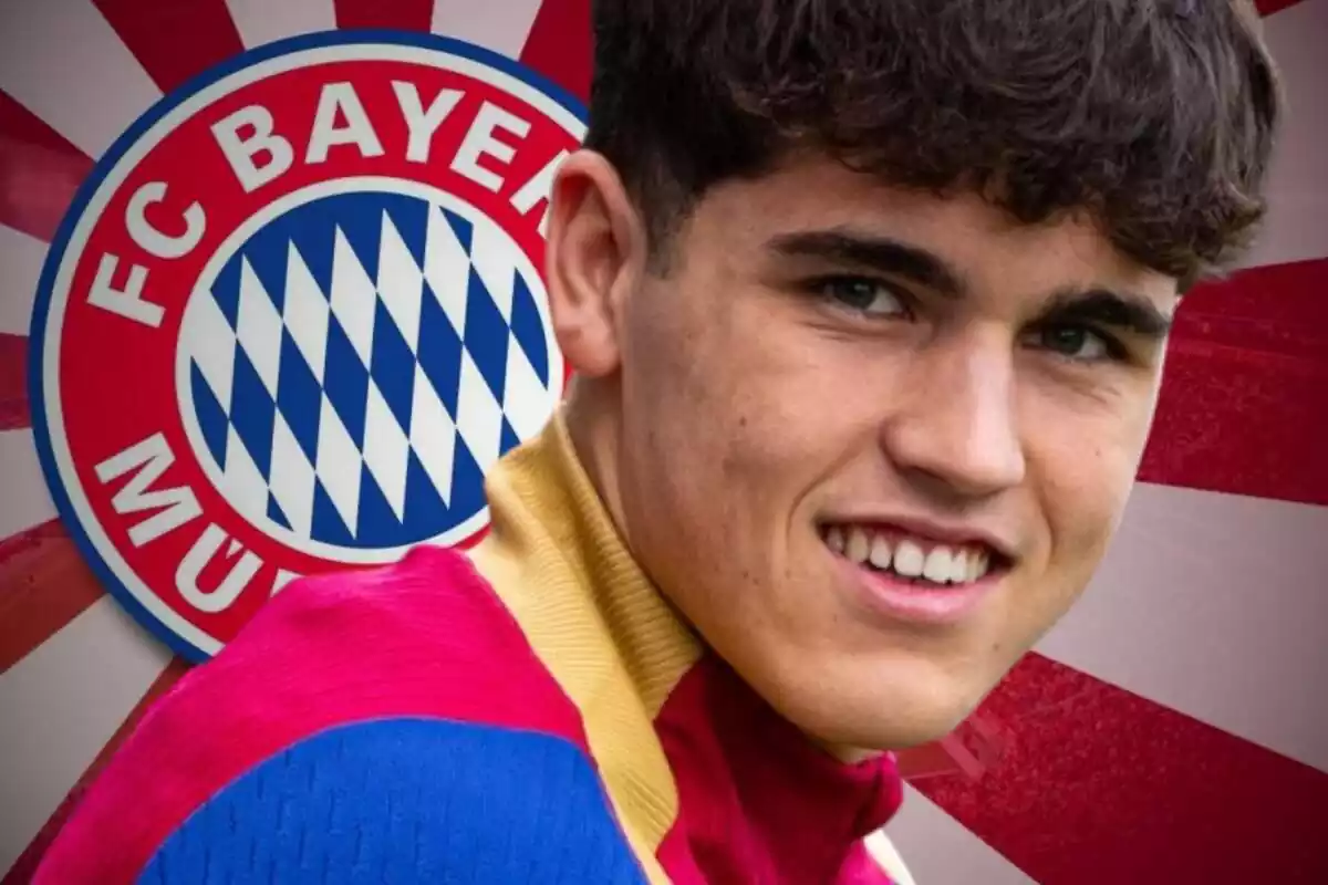 Pau Cubarsí al lado del escudo del Bayern de Múnich mientras mira a cámara