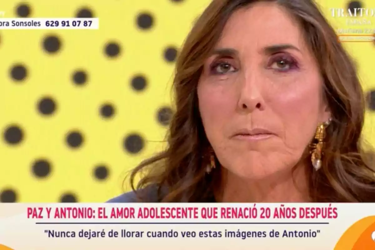 Paz Padilla con expresión seria en 'Y ahora Sonsoles' con fondo amarillo de lunares negros y texto sobre un amor adolescente que renació 20 años después. Paz Padilla con expresión seria en 'Y ahora Sonsoles' con fondo amarillo de lunares negros y texto sobre un amor adolescente que renació 20 años después.