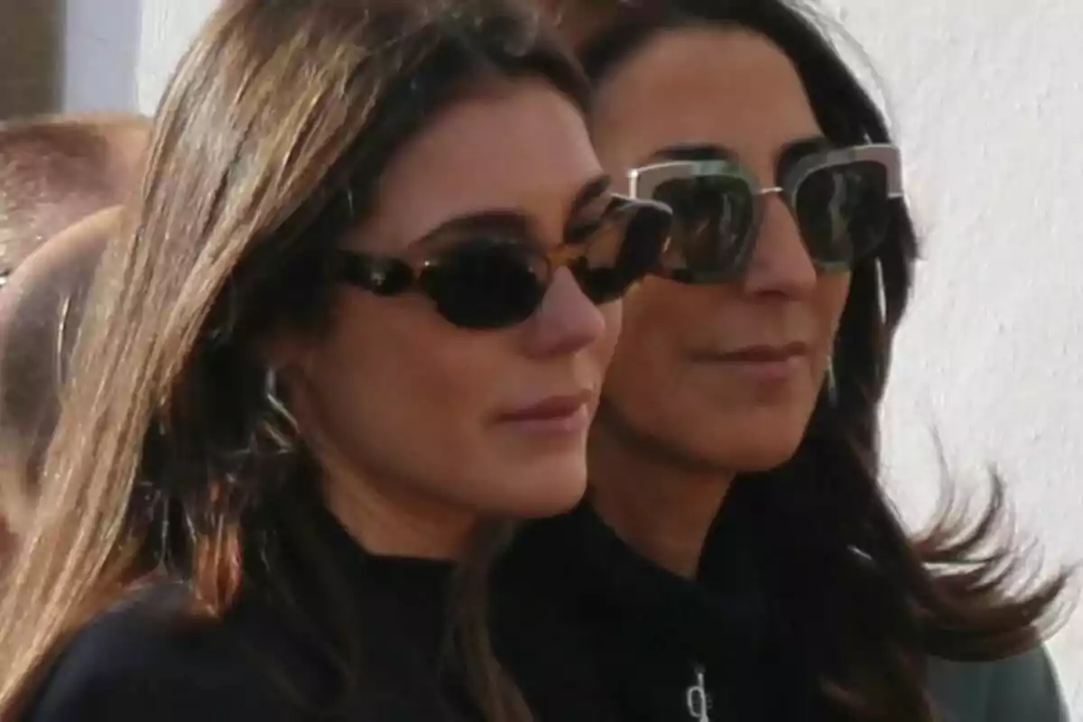 Paz Padilla y Anna Ferrer Padilla con gafas de sol en un funeral al aire libre.