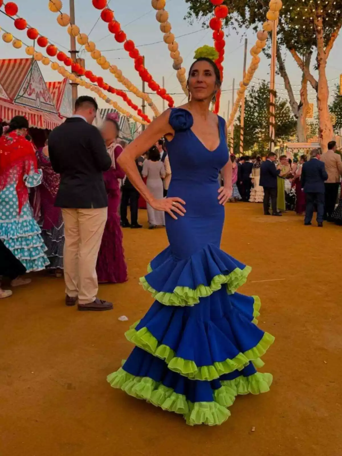 Post de Paz Padilla en Instagram con las manos en la cintura con un vestido de flamenca azul y verde el 15 de abril de 2024 Post de Paz Padilla en Instagram con las manos en la cintura con un vestido de flamenca azul y verde el 15 de abril de 2024