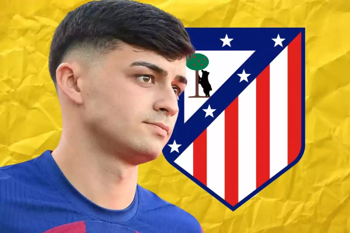 Un joven con camiseta azul frente al escudo del Atlético de Madrid sobre un fondo amarillo.