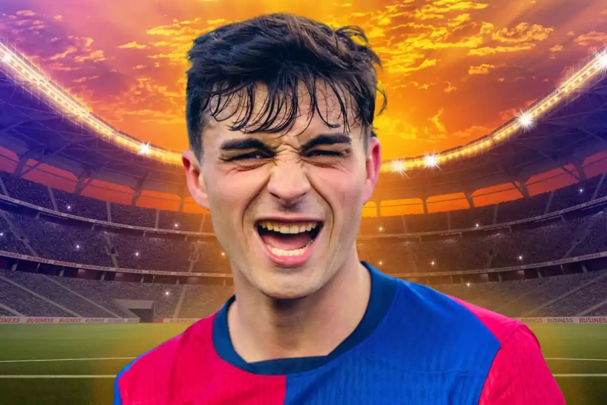 Un jugador de fútbol sonriente en un estadio con un cielo al atardecer. Un jugador de fútbol sonriente en un estadio con un cielo al atardecer.