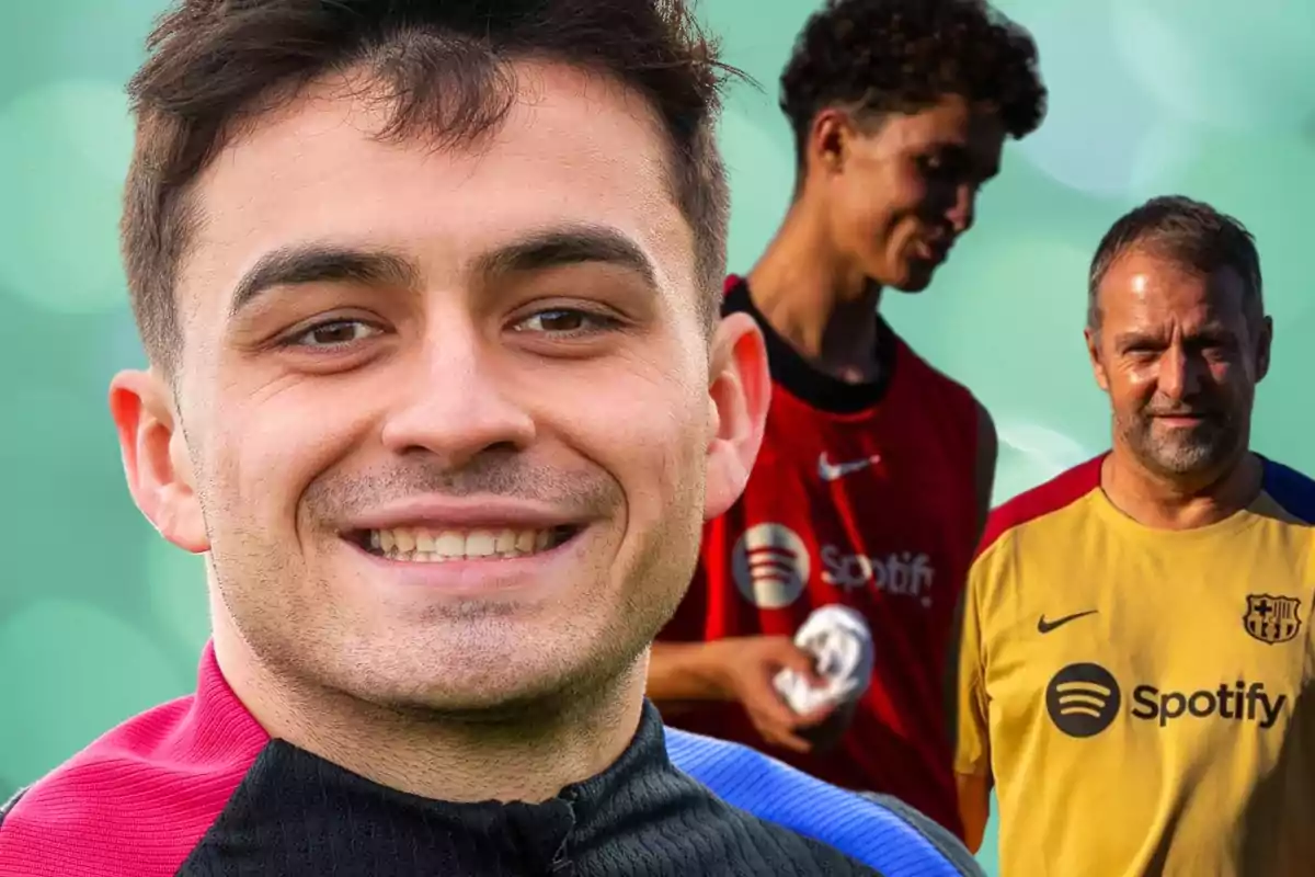 Un hombre sonriente en primer plano con dos personas al fondo, una de ellas con una camiseta roja y la otra con una camiseta amarilla del FC Barcelona, sobre un fondo verde.