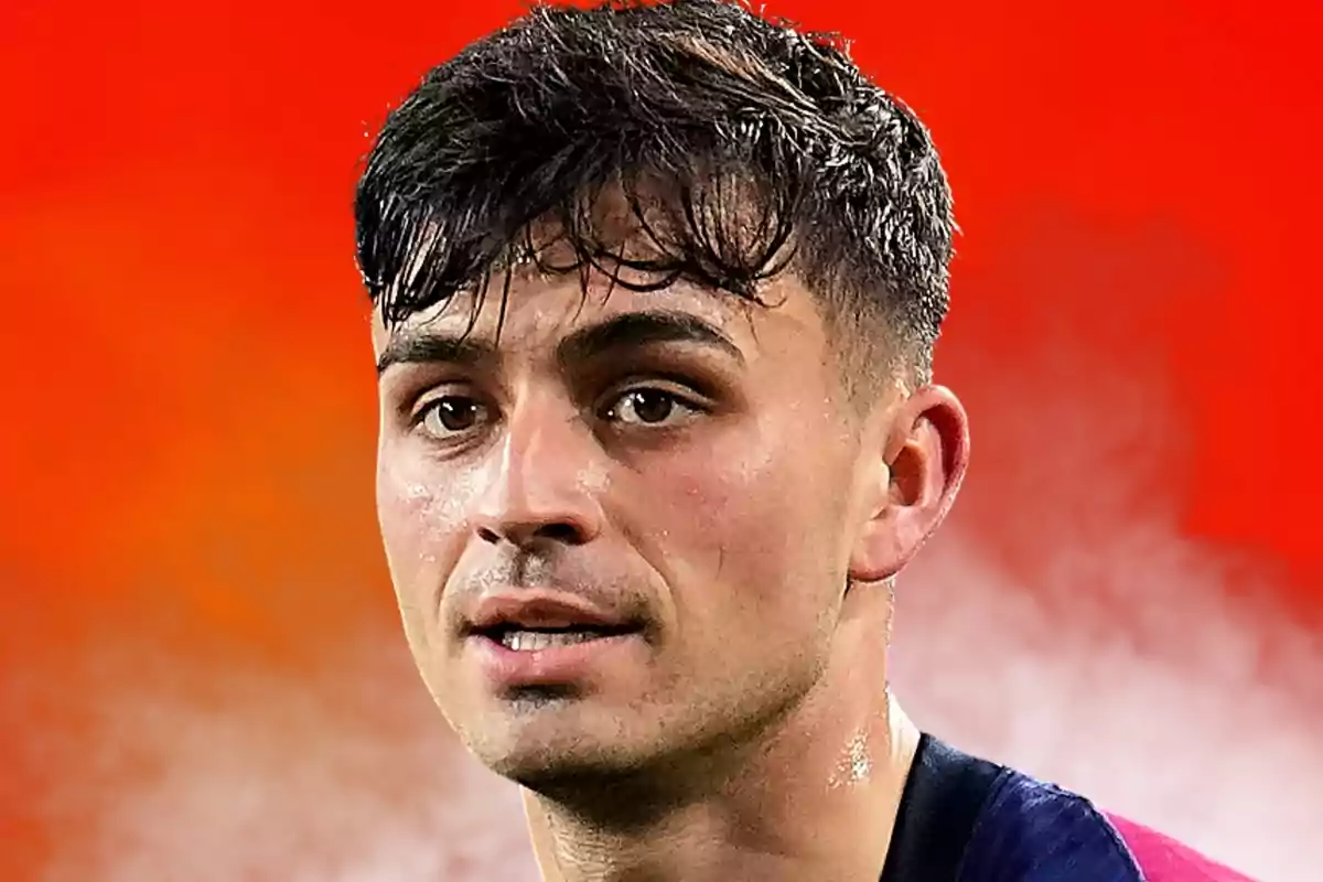 Joven con cabello corto y oscuro, sudor en el rostro y fondo rojo difuminado