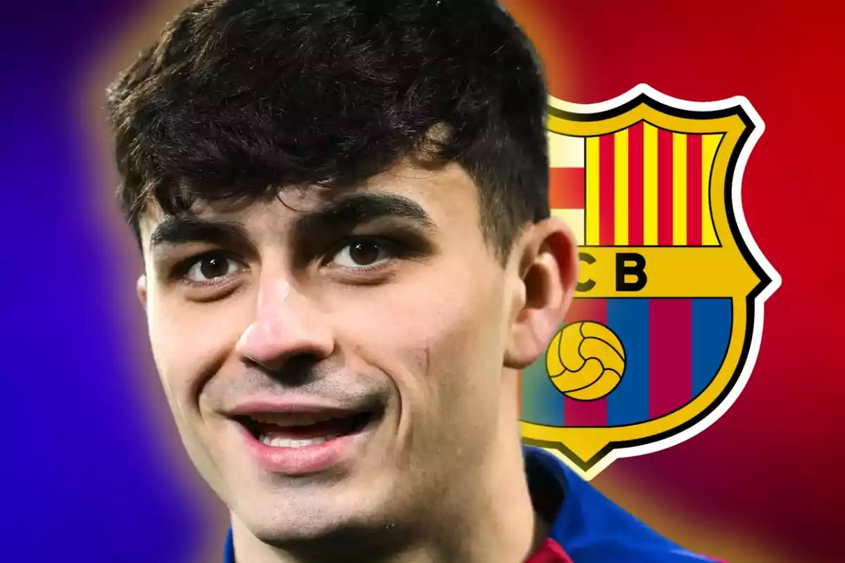 Un joven con cabello oscuro sonríe frente a un escudo del FC Barcelona.