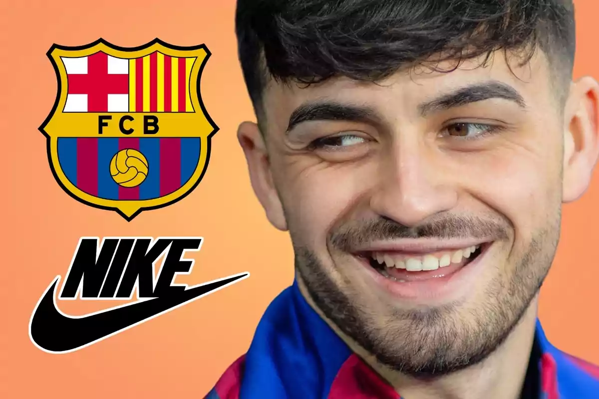 Un hombre sonriente con el escudo del FC Barcelona y el logo de Nike en el fondo.