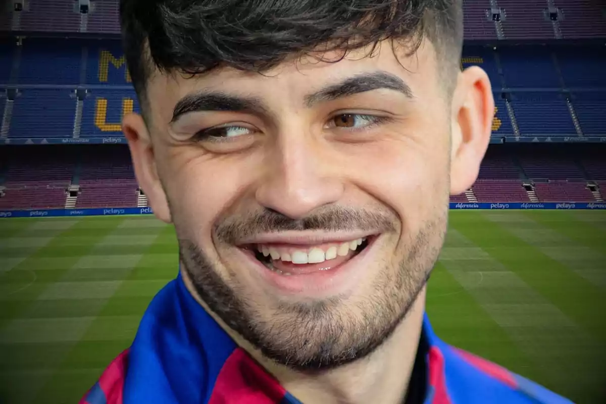 Pedri con una gran sonrisa delante de una imagen del Camp Nou