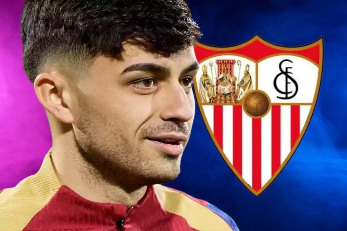 Un hombre con una camiseta deportiva frente al escudo del Sevilla FC sobre un fondo de colores.