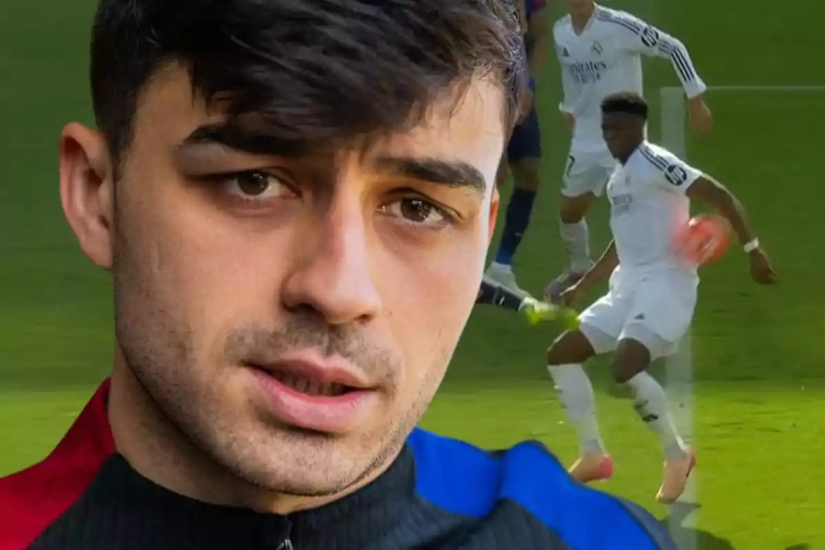 Un hombre con una expresión seria en primer plano y una escena de fútbol desenfocada en el fondo.