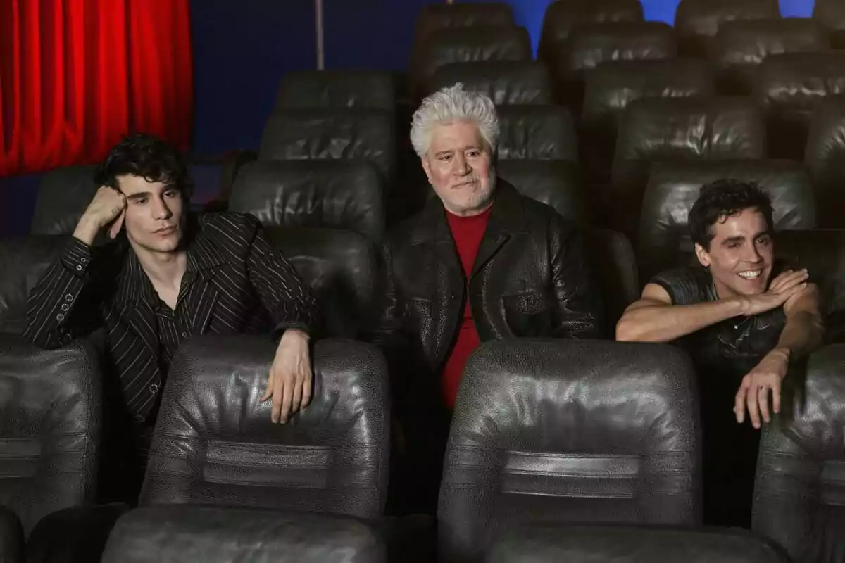 Pedro Almodóvar, Javi Calvo y Javi Ambrossi sentados en una sala de cine vacía, uno de ellos con el cabello canoso y los otros dos más jóvenes, cada uno con una expresión diferente en Pedro x Javis