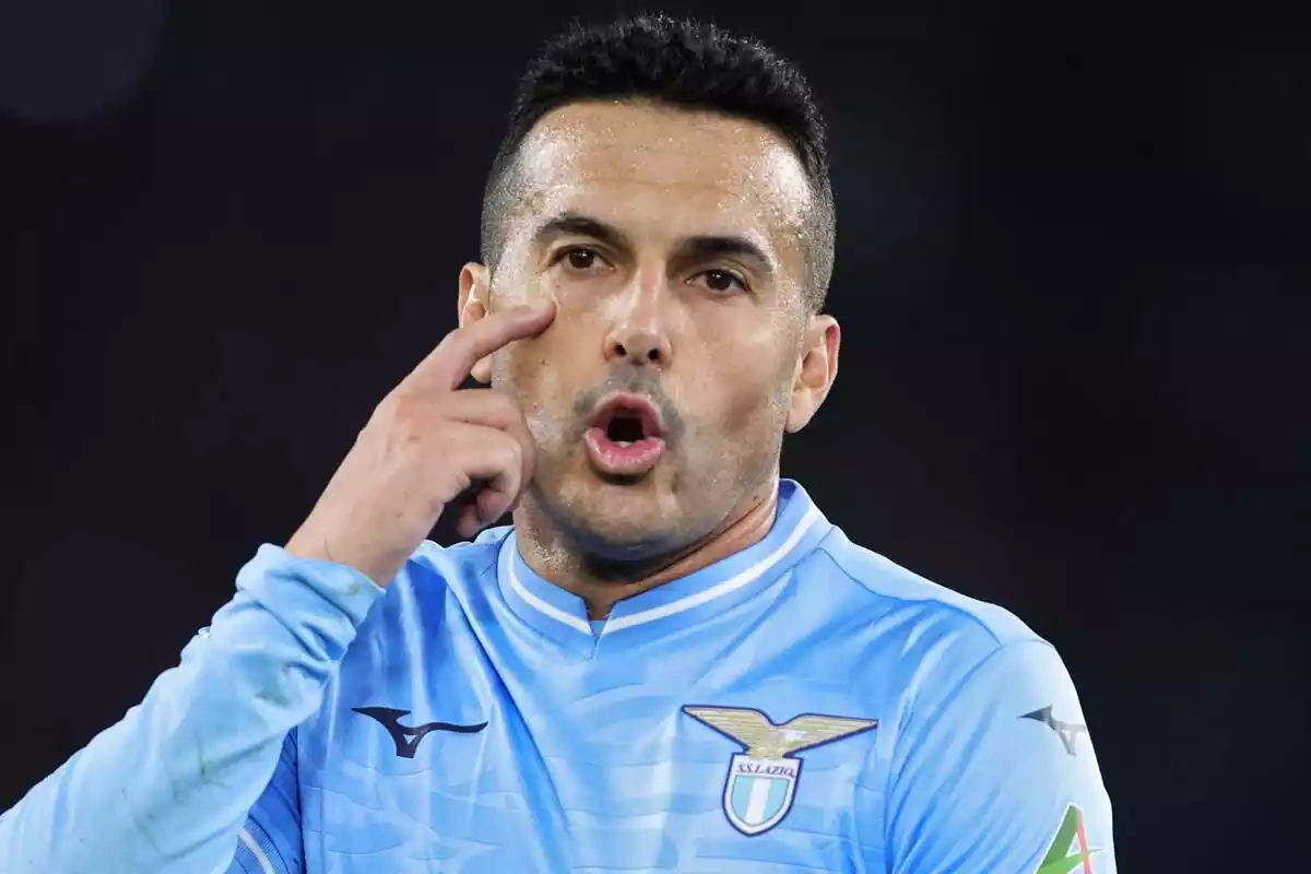 Pedro Rodríguez con la camiseta de la Lazio mientras hace el gesto de mirar con su dedo señalando su ojo
