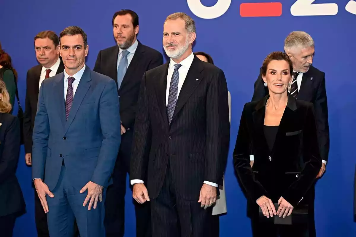 Pedro Sánchez con un traje azul y corbata roja, Felipe VI con traje negro y corbata azul y Letizia en traje negro Pedro Sánchez con un traje azul y corbata roja, Felipe VI con traje negro y corbata azul y Letizia en traje negro