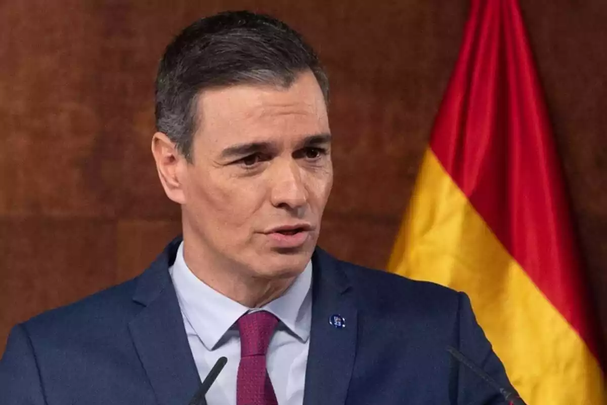 El presidente del Gobierno en funciones, Pedro Sánchez, con cara seria comparece en un acto público en el Museo Reina Sofía