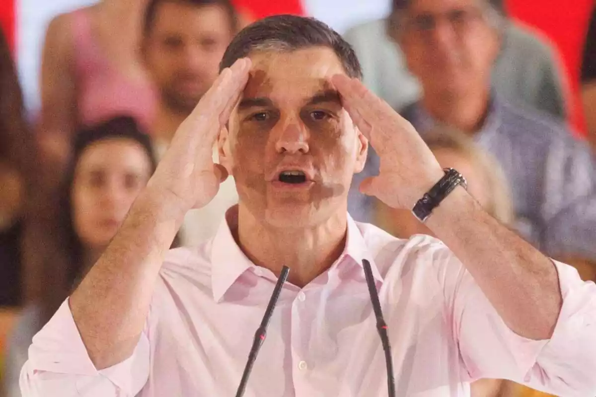 El secretario general del PSOE y presidente del Gobierno, Pedro Sánchez, llevándose las manos a la cabeza en el acto de inicio de la campaña, en el Pabellón de Convenciones de la Casa de Campo de Madrid