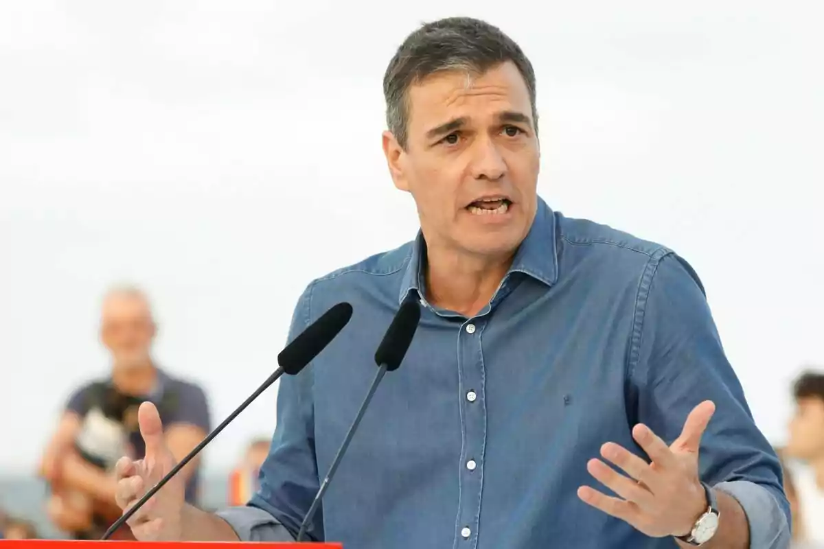 El presidente del Gobierno, Pedro Sánchez, durante el acto central de campaña del PSOE, a 31 de mayo de 2024, en Los Alcázares, Región de Murcia (España)