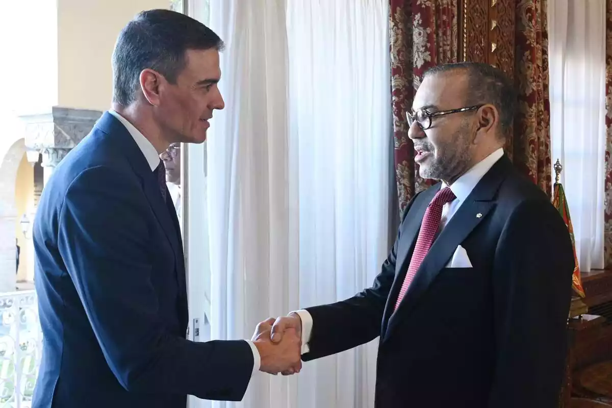 El presidente del Gobierno español, Pedro Sánchez (i), y el rey de Marruecos, Mohamed VI (d), se saludan con motivo del primer viaje oficial de Sánchez de esta legislatura a Marruecos, a 21 de febrero de 2024, en Rabat