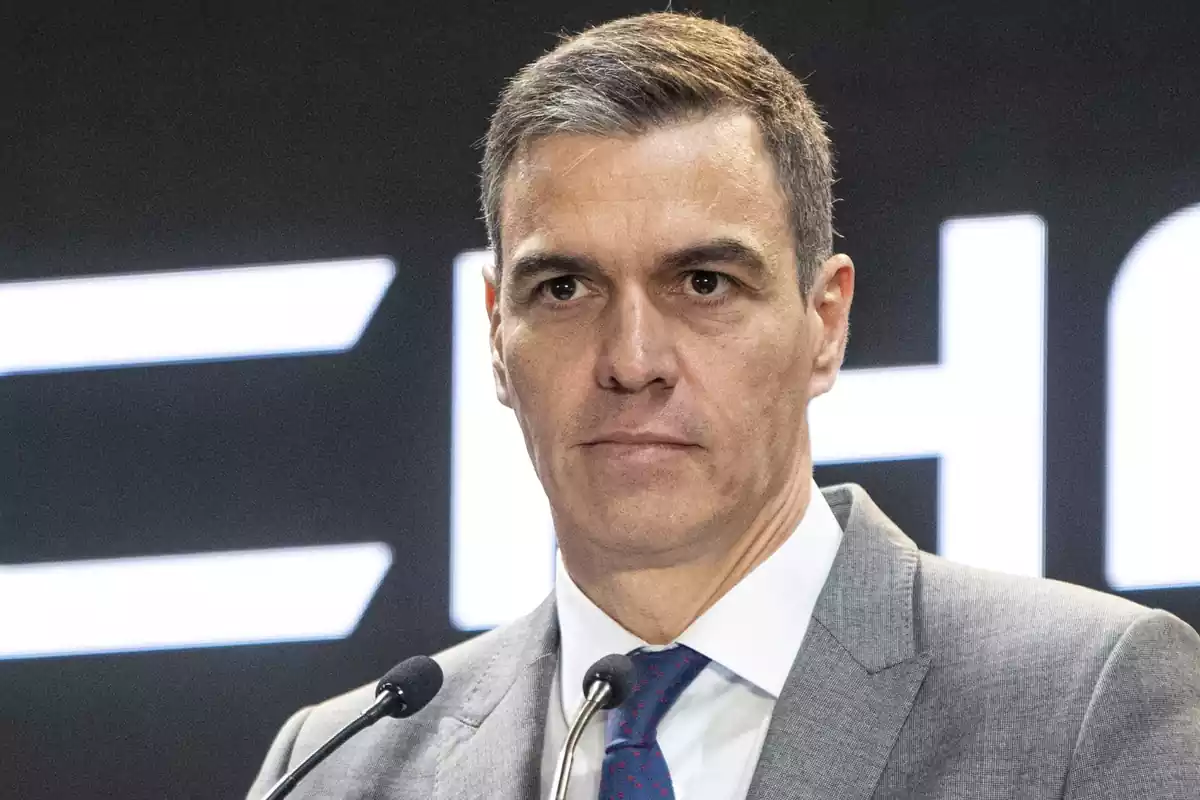 El presidente del Gobierno, Pedro Sánchez, interviene durante el acto de la firma del acuerdo entre Ebro y Chery para construir coches eléctricos en la antigua fábrica de Nissan, a 19 de abril de 2024, en Barcelona, Catalunya
