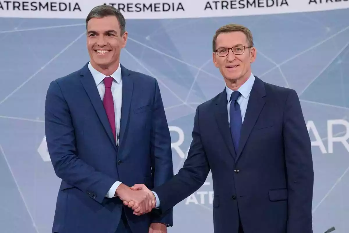 Pedro Sánchez y Alberto Núñez Feijóo dándose la mano en el plató de Atresmedia para promocionar su 'cara a cara' para las elecciones generales del 23 de julio de 2023