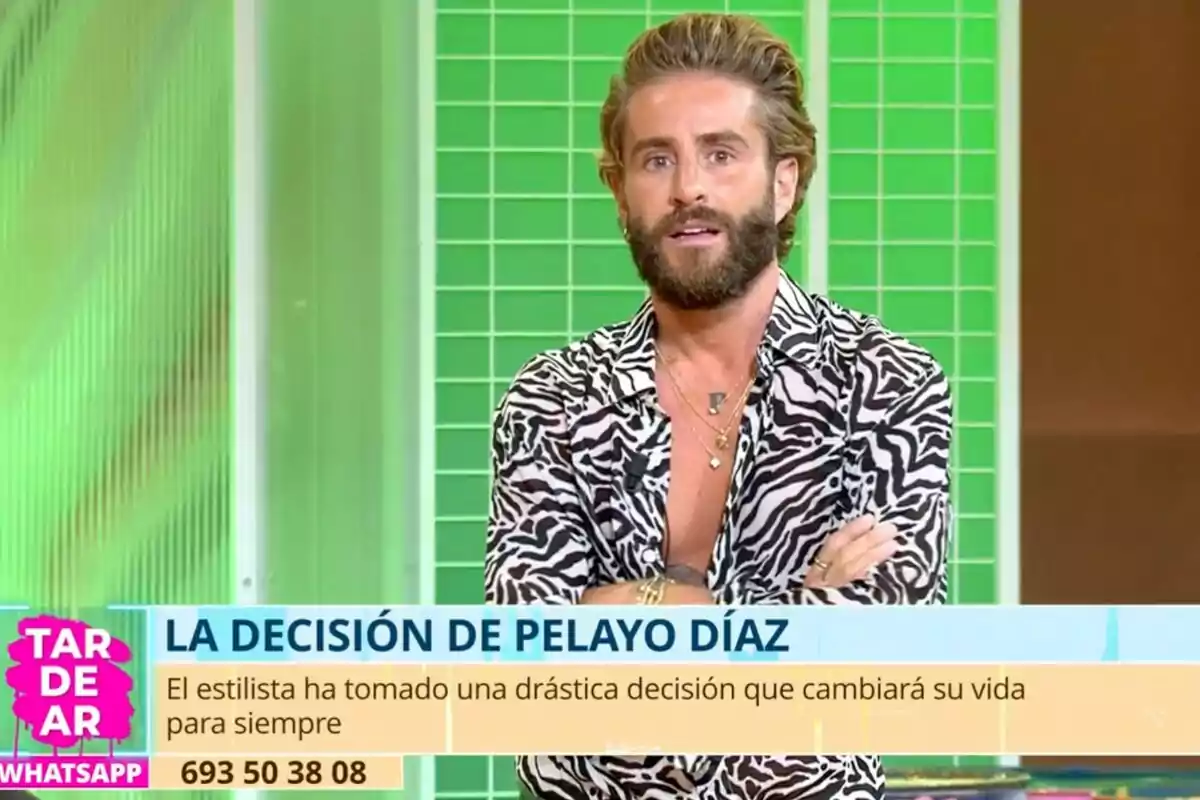 Pelayo Díaz con barba y camisa de estampado animal está en 'Tardear' con fondo verde y un rótulo que anuncia una decisión importante en su vida Pelayo Díaz con barba y camisa de estampado animal está en 'Tardear' con fondo verde y un rótulo que anuncia una decisión importante en su vida