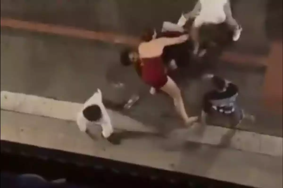 Varias personas están involucradas en una pelea en la calle durante la noche.