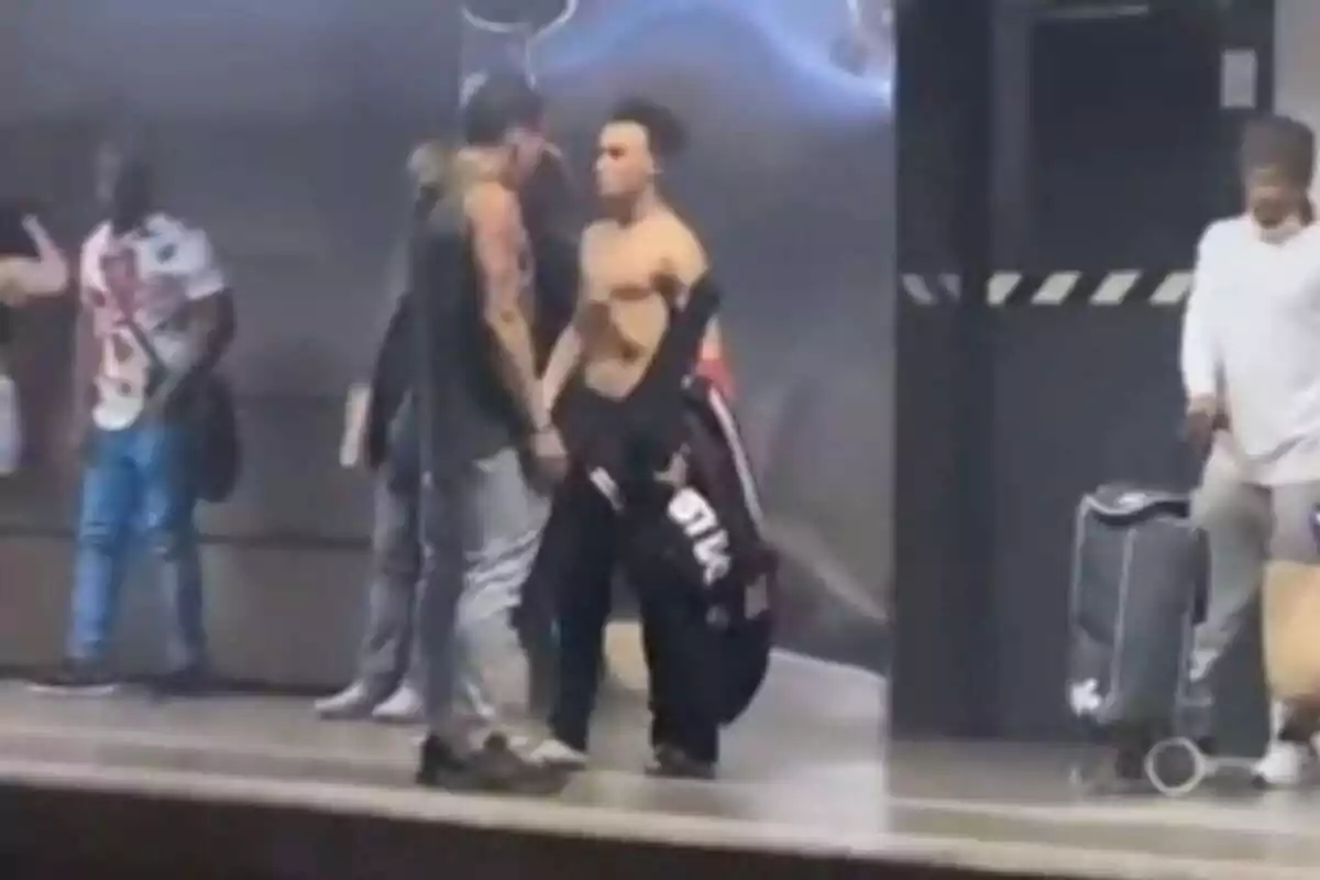 Captura del vídeo en el que un ciudadano se encara con un joven magrebí en la andana del metro de Barcelona