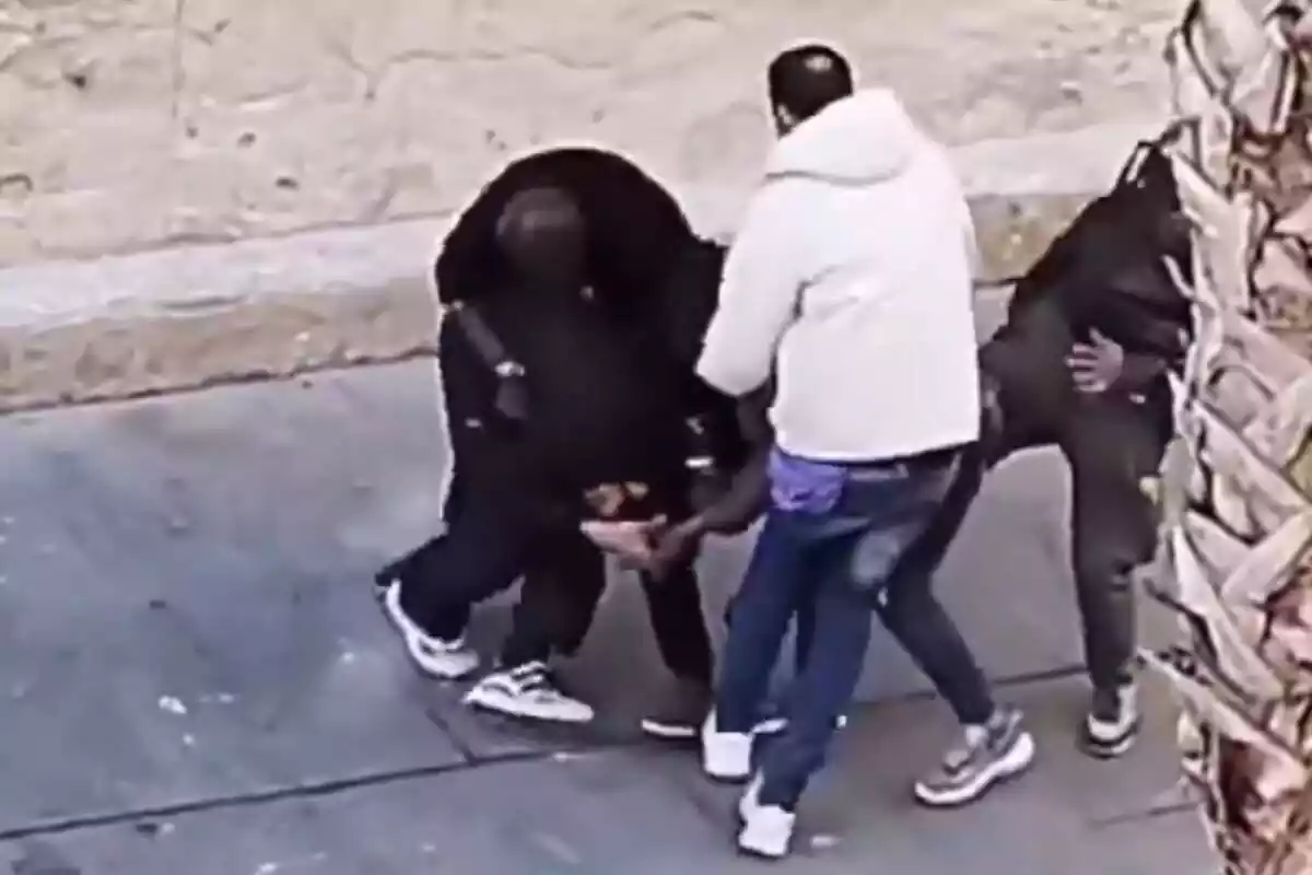 Video de una pelea en El Raval de Barcelona