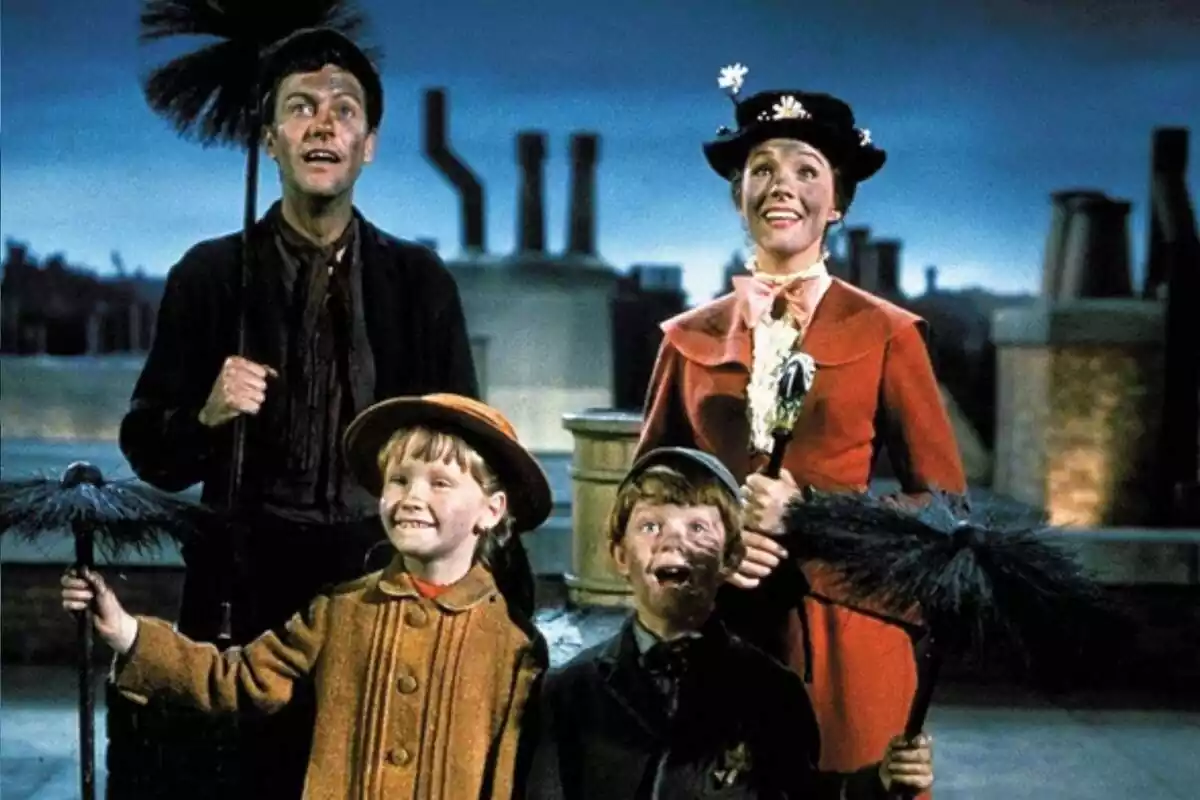 Escena de la película Mary Poppins, con dos adultos y dos niños