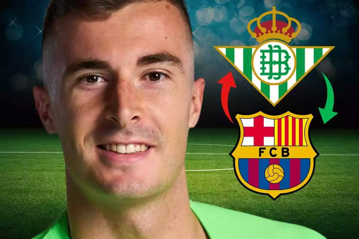 Iñaki Peña con una sonrisa juinto a los escudos del Barça y del Betis