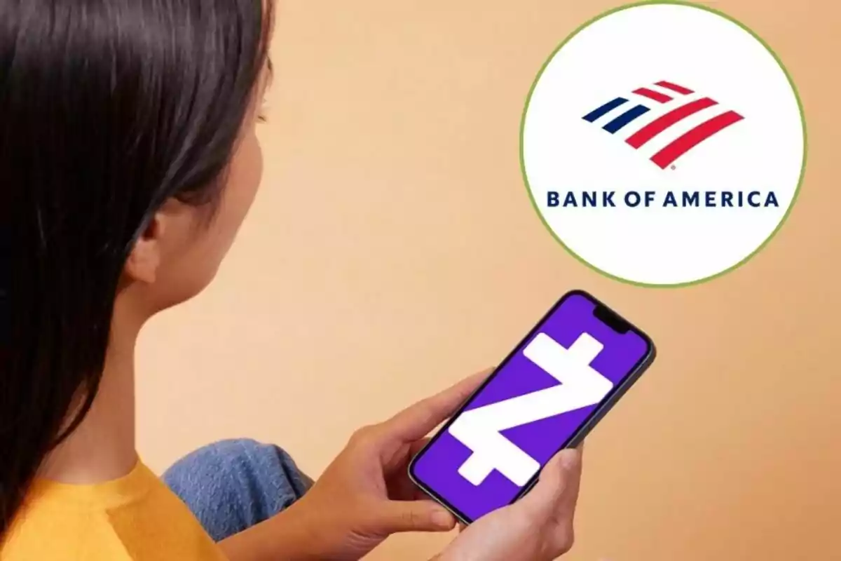 Persona sosteniendo un teléfono móvil con una aplicación de pago, junto al logotipo de un banco. Persona sosteniendo un teléfono móvil con una aplicación de pago, junto al logotipo de un banco.