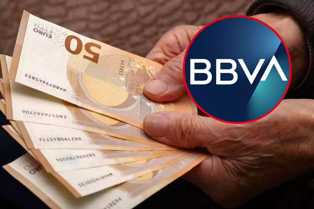 Una persona mayor sujeta unos billetes, con un logo del BBVA