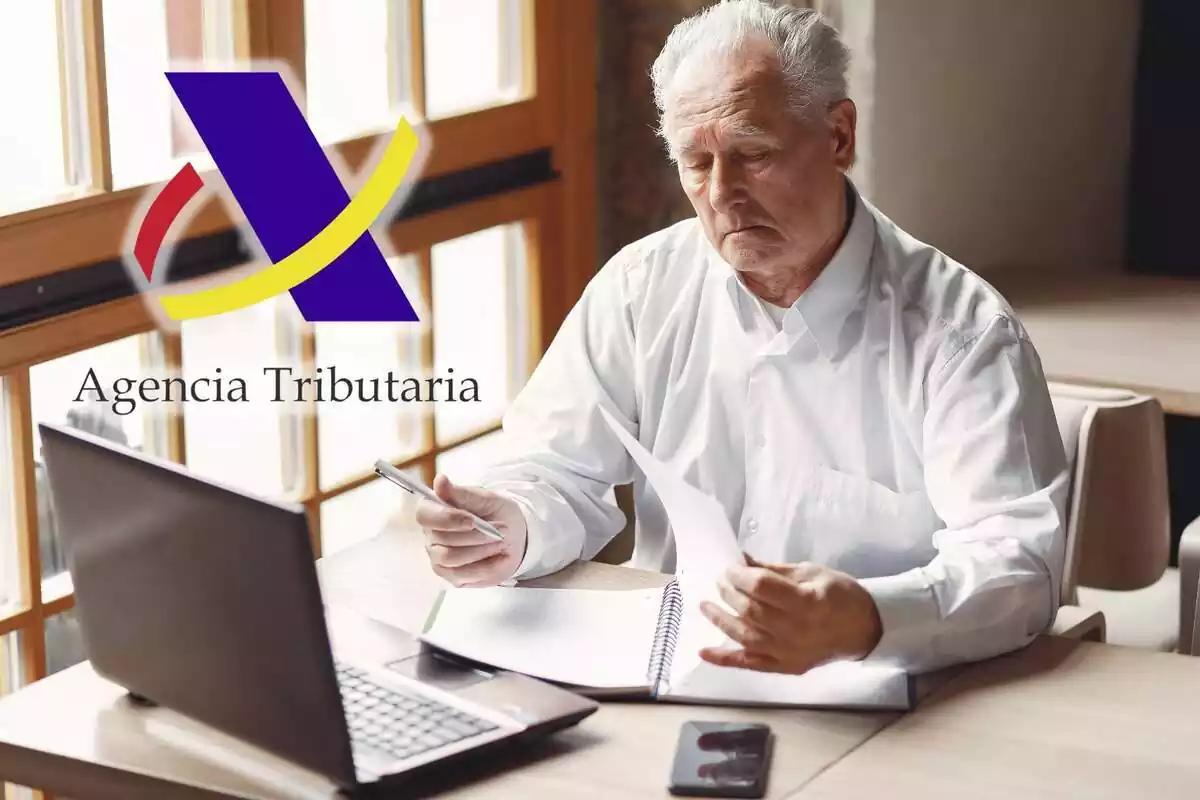 Un hombre maneja papeles en una mesa, y el logo de la Agencia Tributaria