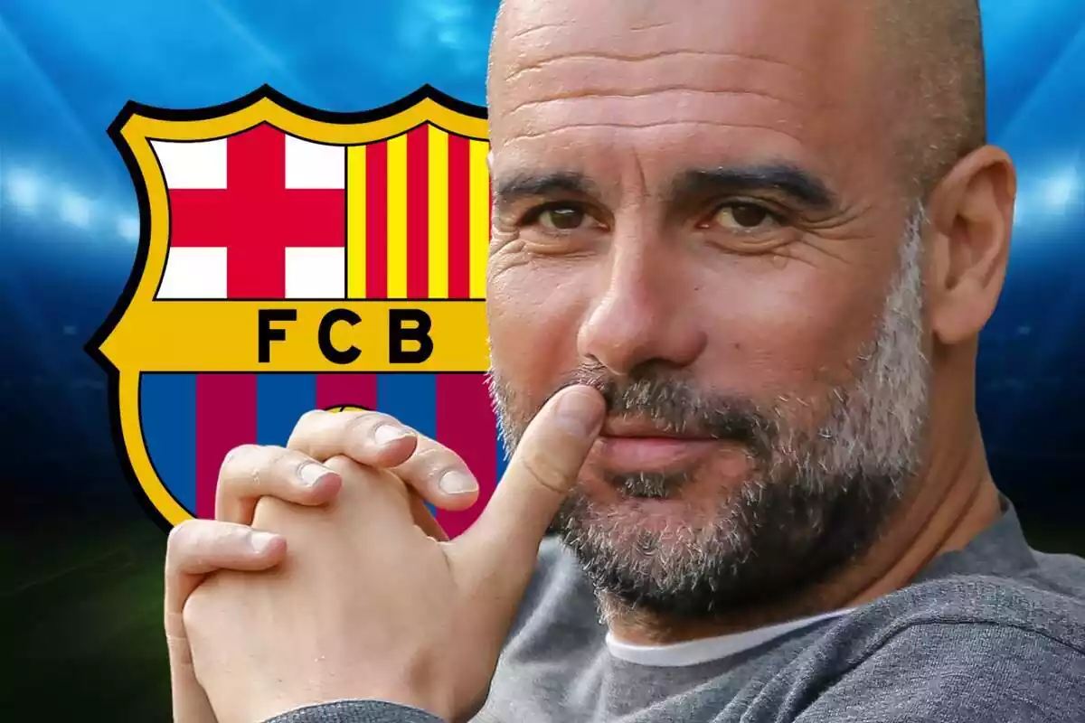 Pep Guardiola con las manos cruzadas delante del escudo del FC Barcelona