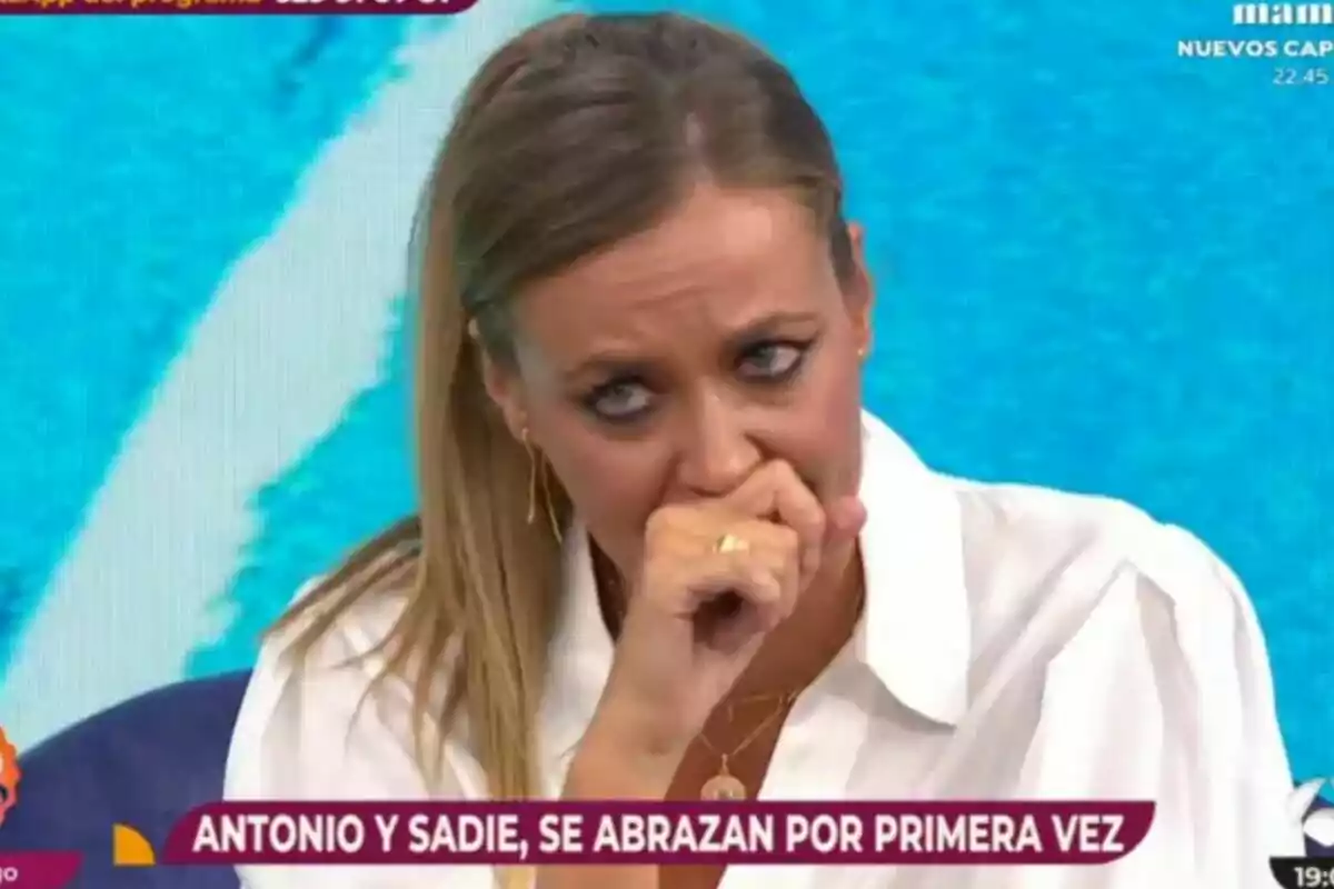 Pepa Romero con expresión emocional en Y ahora Sonsoles, con un texto en la parte inferior que dice "ANTONIO Y SADIE, SE ABRAZAN POR PRIMERA VEZ".