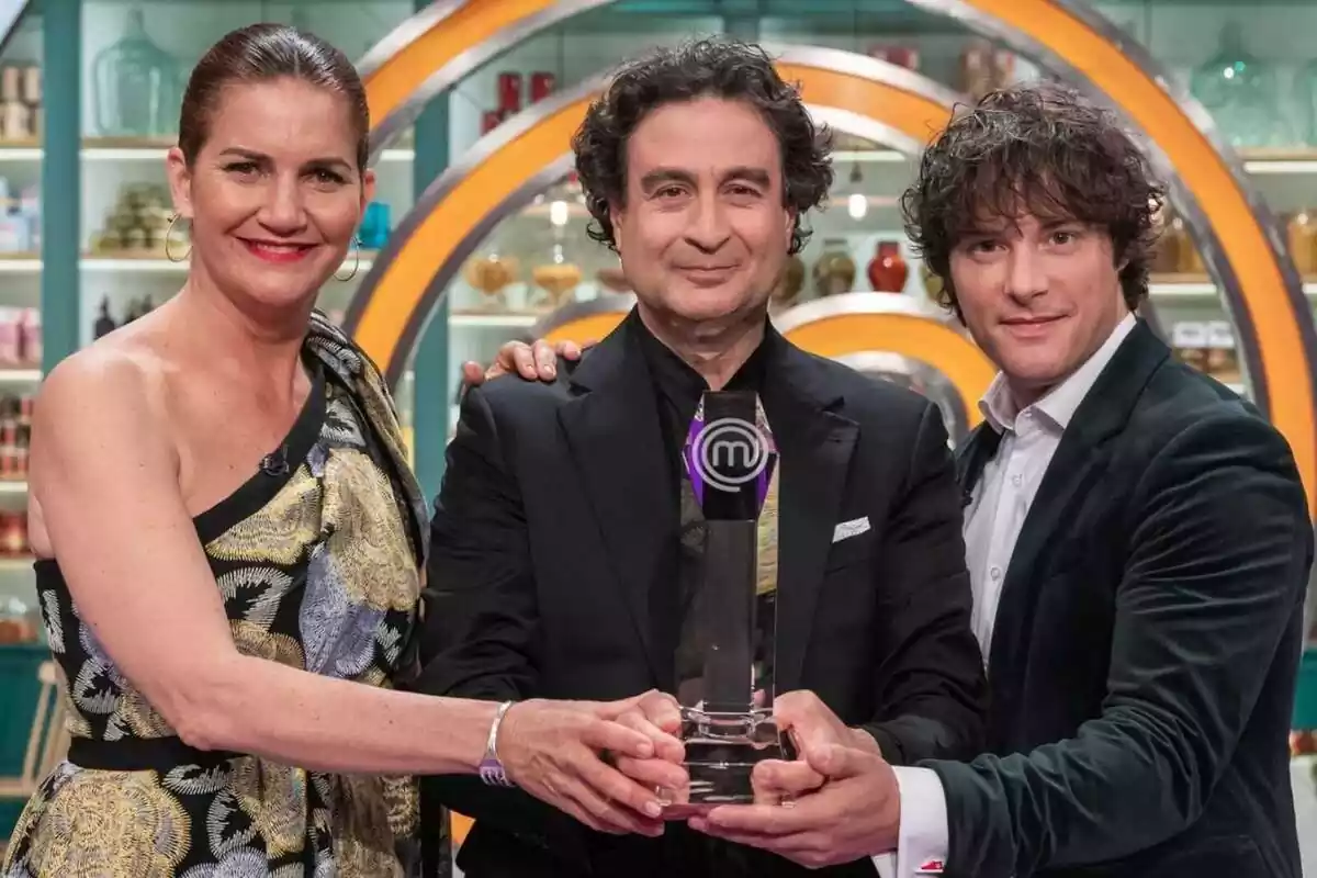 Pepe Rodríguez, Jordi Cruz y Samantha Vallejo-Nágera junto al premio de MasterChef