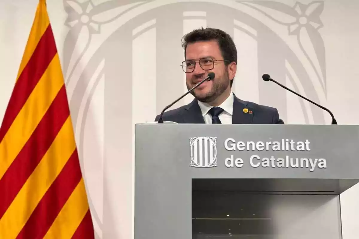 Plano corto de Pere Aragonès, de perfil y con rostro sonriente, en una comparecencia como presidente de la Generalitat de Cataluña