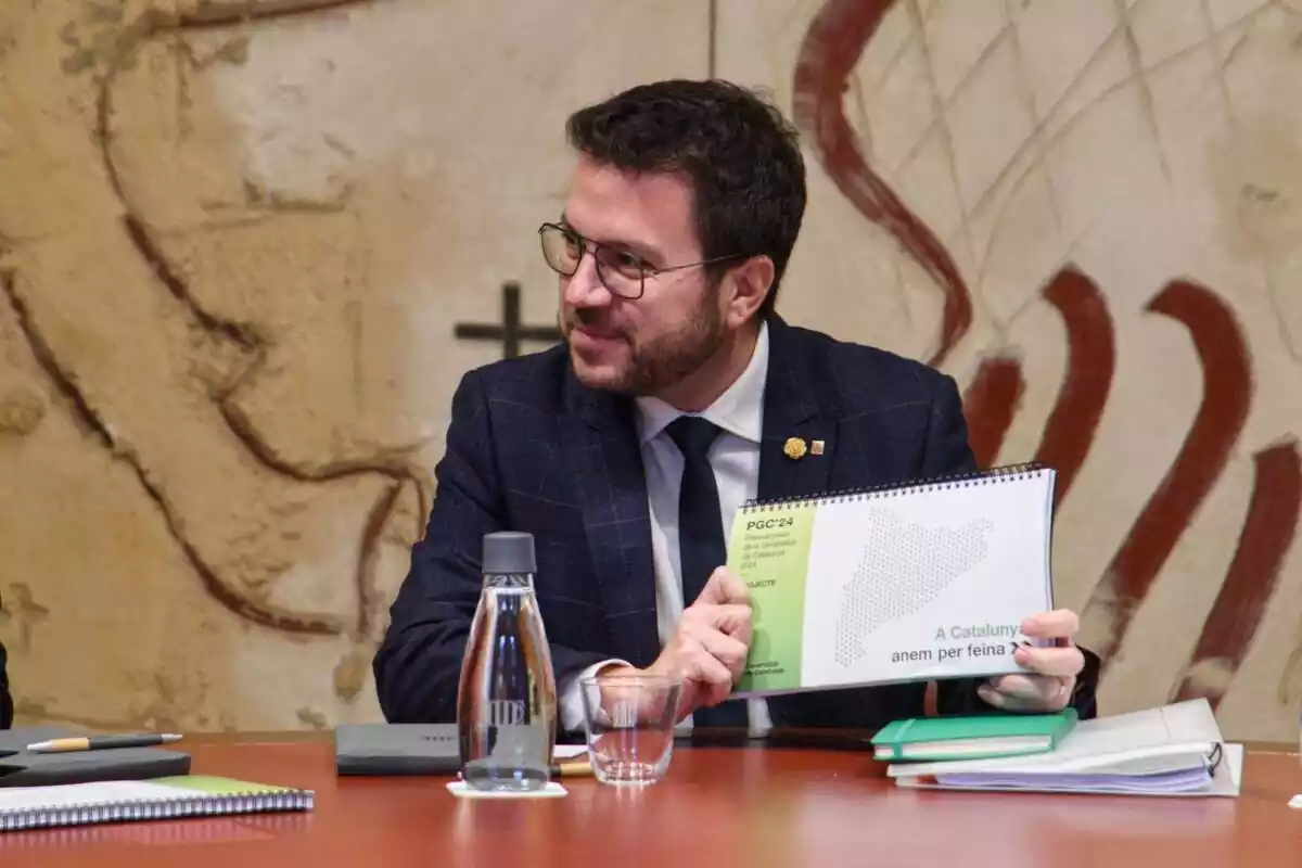El presidente de la Generalitat, Pere Aragonès, durante una reunión extraordinaria del Govern para aprobar el proyecto de ley de Presupuestos Catalanes 2024 en el Palau de la Generalitat, a 28 de febrero de 2024, en Barcelona