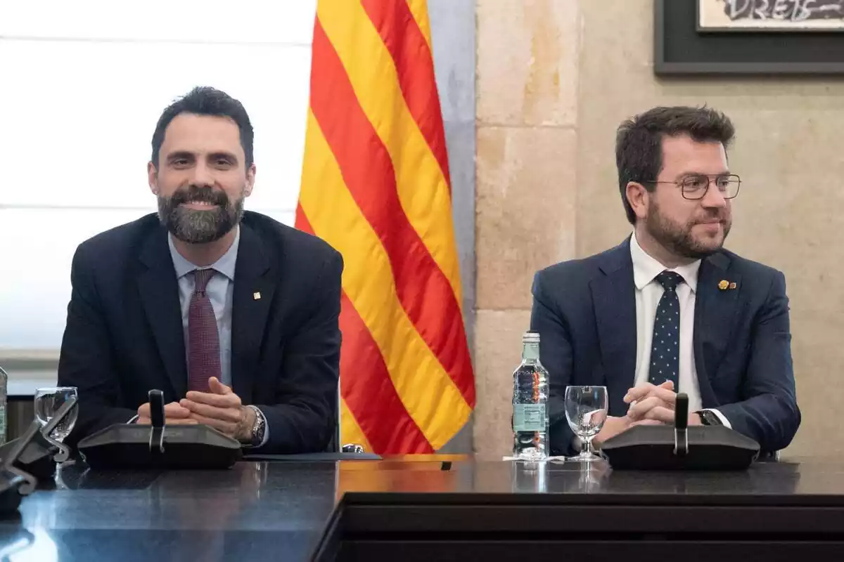 Plano corto de Roger Torrent i Pere Aragonès sonrientes durante una reunión sobre la cumbre de la sequía, en el Palau de la Generalitat, a 31 de marzo de 2023, en Barcelona