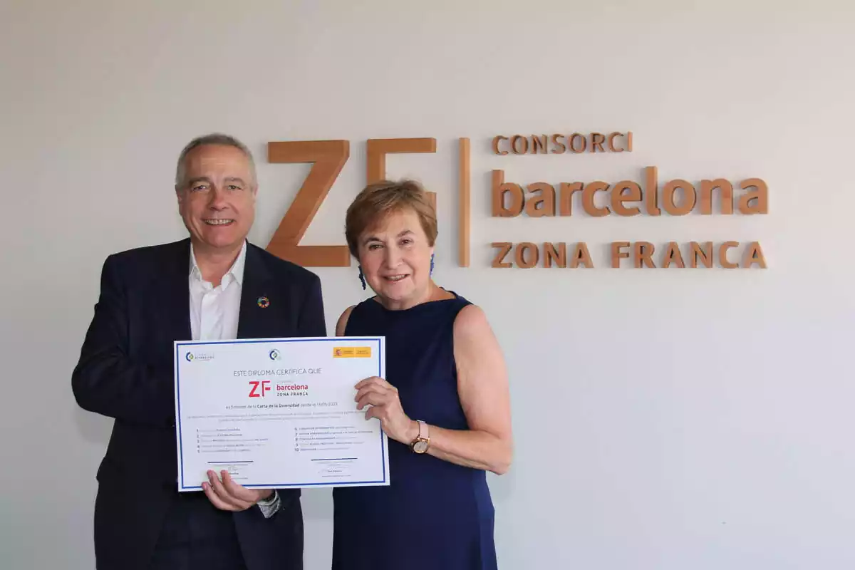 Pere Navarro, delegado especial del Estado en el Consorci de la Zona Franca de Barcelona, y Maravillas Rojo, patrona de Fundación para la Diversidad