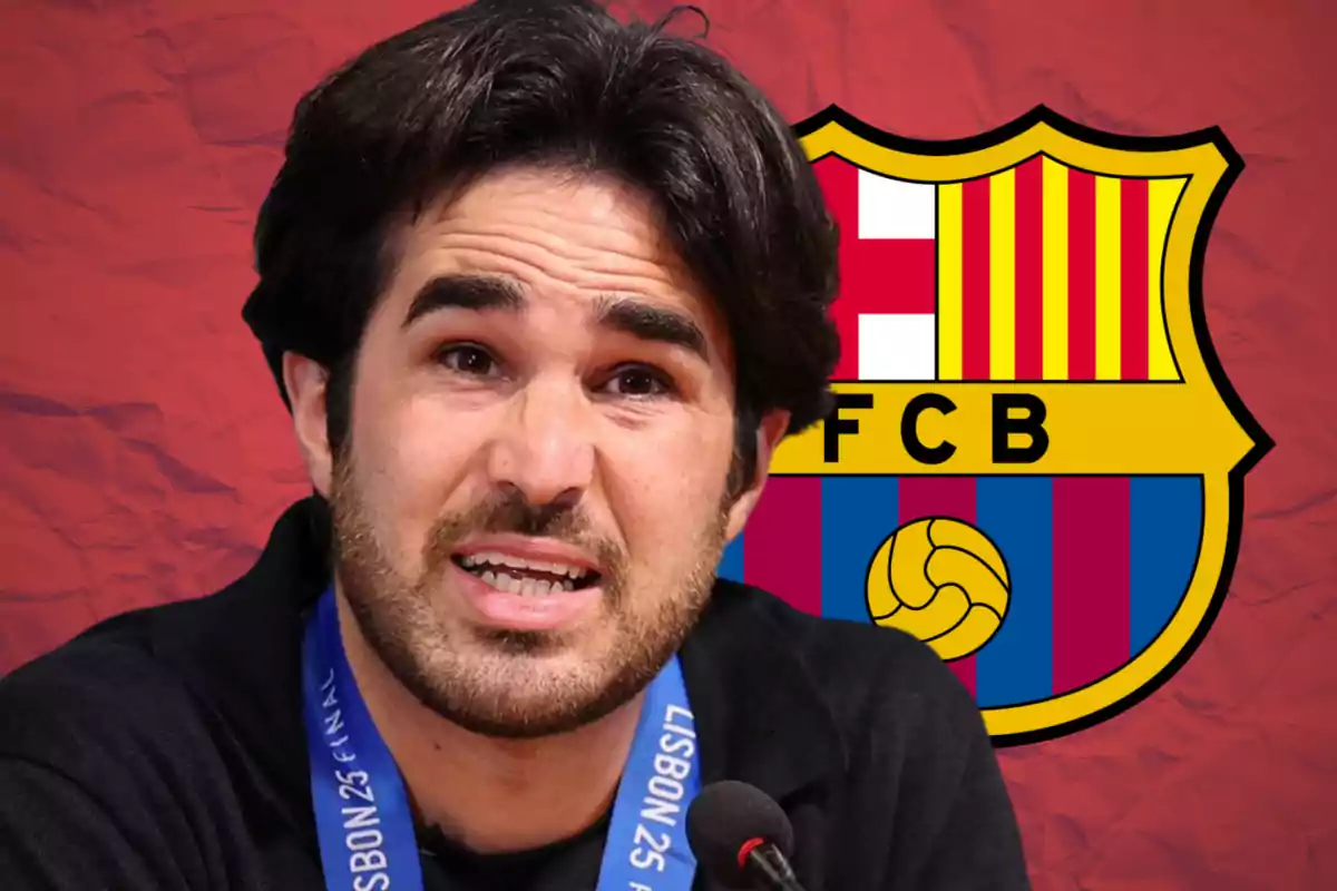 Hombre de cabello oscuro hablando frente a un micrófono con el escudo del FC Barcelona de fondo