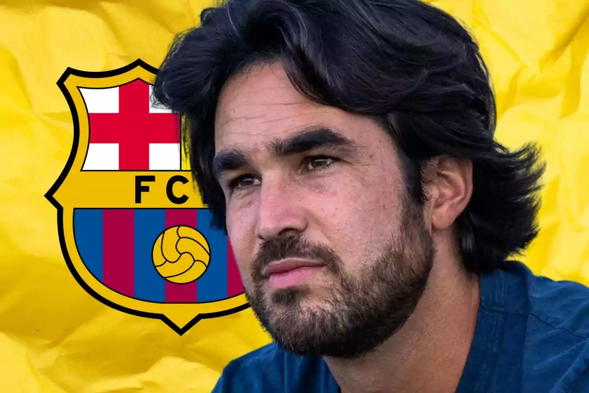 Hombre con barba y cabello oscuro frente al escudo del FC Barcelona sobre un fondo amarillo.