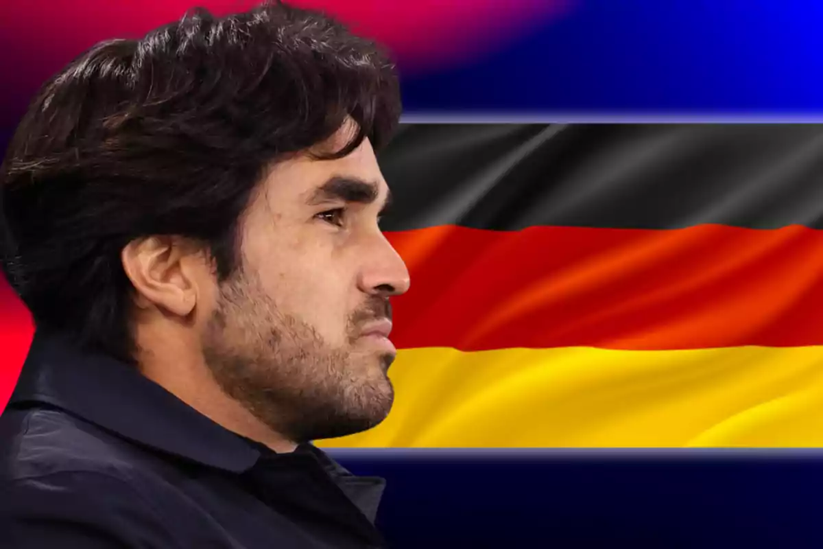 Hombre de perfil con cabello oscuro frente a una bandera de Alemania ondeante.