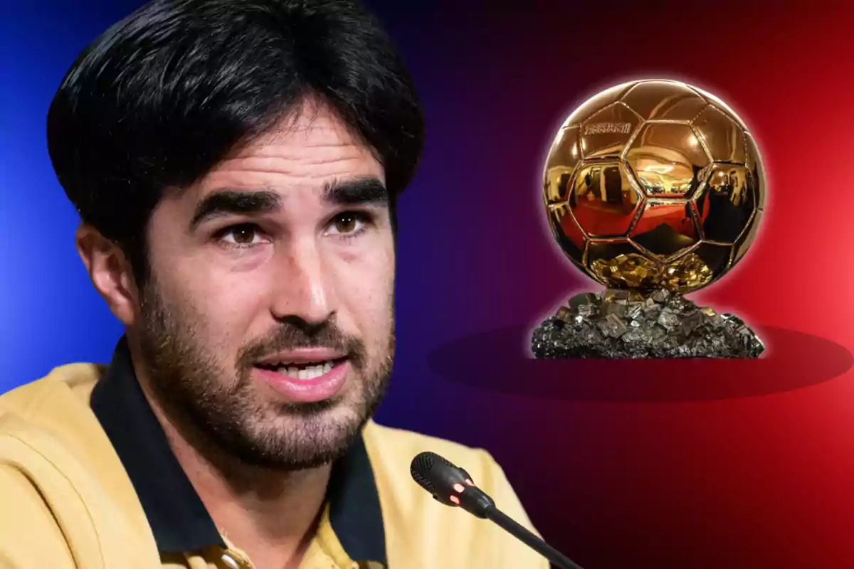 Un hombre hablando en una conferencia de prensa con un trofeo de Balón de Oro al fondo.