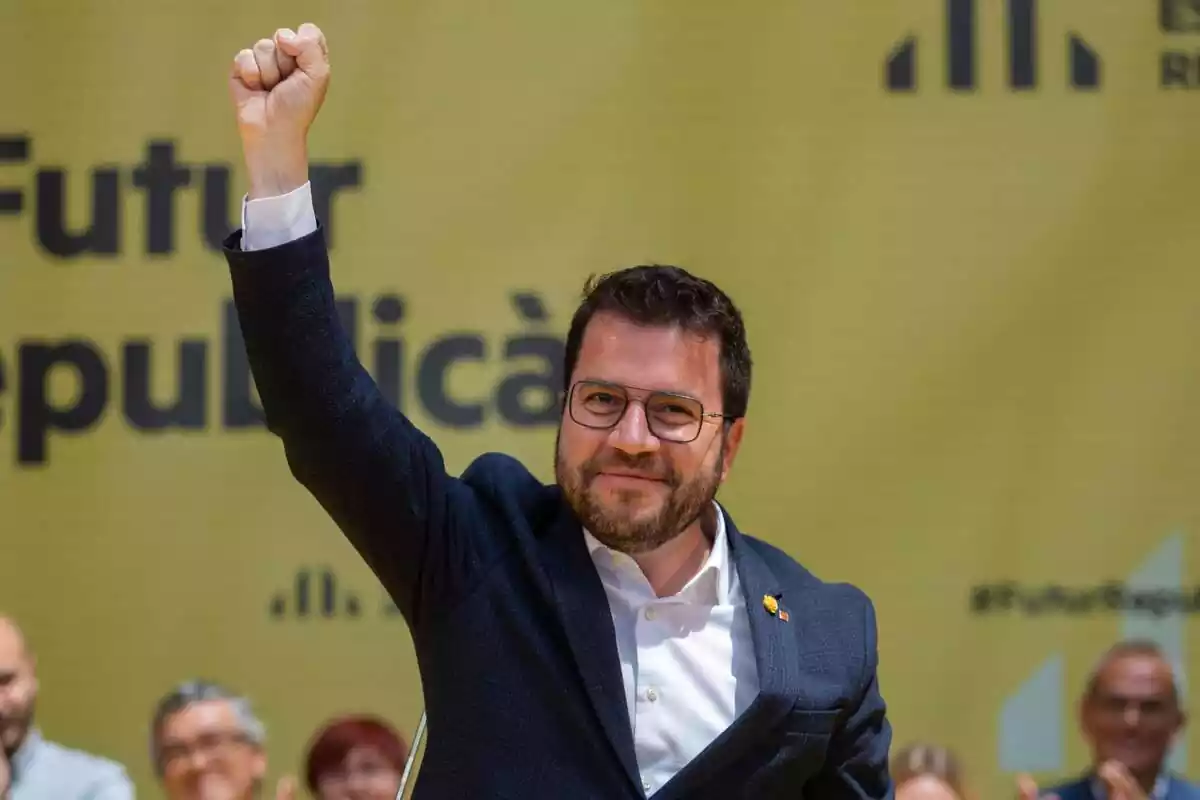 Plano medio del Presidente de la Generalitat de Cataluña, Pere Aragonès, con el puño en alto en un mítin de Esquerra Republicana