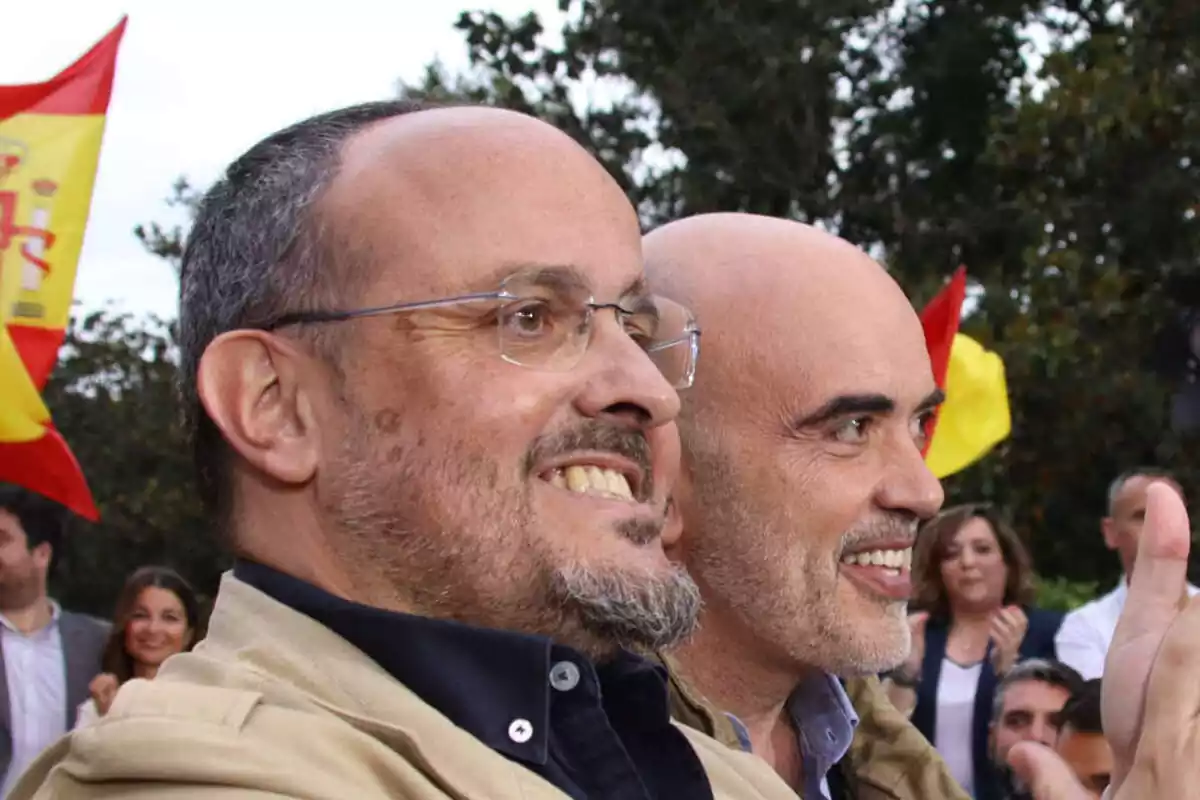 Primer plano de perfil con los miembros del PP Alejandro Fernández y Daniel Sirera